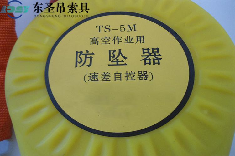 在進行井架施工作業(yè)時工人需要佩戴防墜裝置